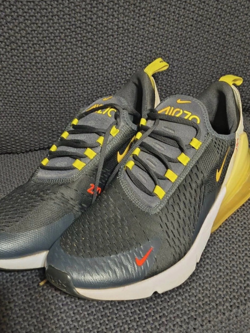 Nike Air Max 270 Go The Extra Smile Men’s Size 13 Black Yellow DO5849-001